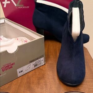 AEROSOLES Adorable Women's Dark Blue Ankle Booties size 9 Price drop